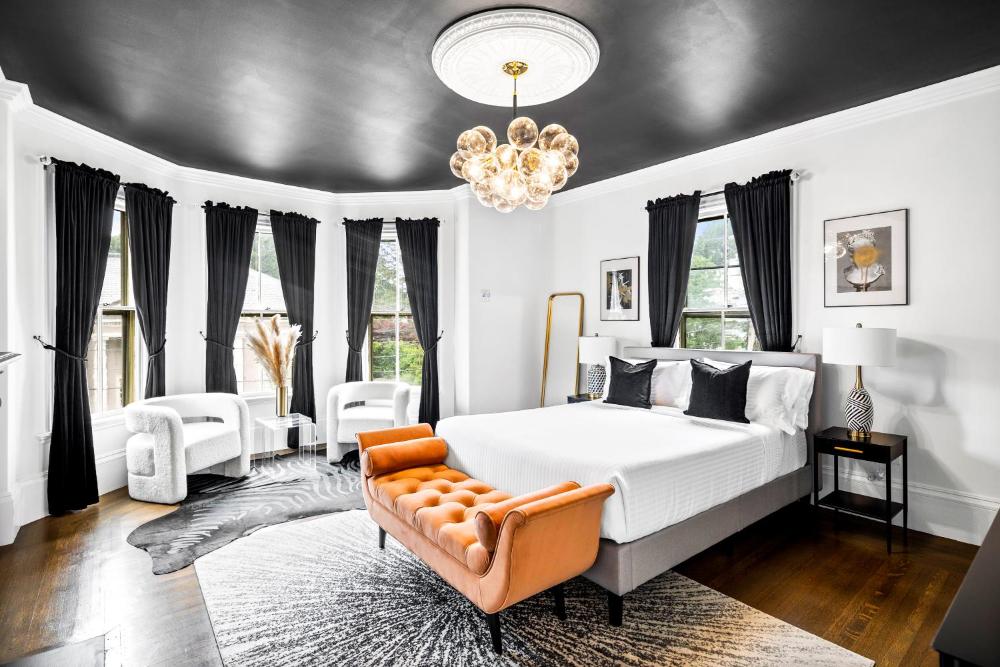 Deluxe Queen Suite interior