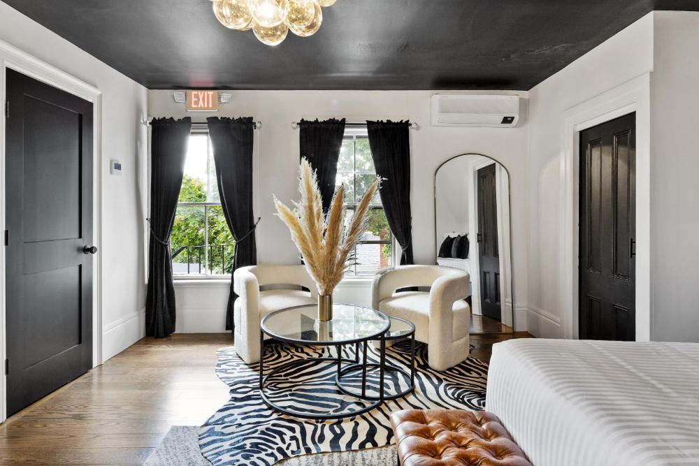 Deluxe Queen Suite interior